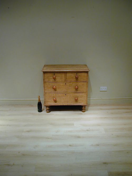 a very small victorian chest of drawers - CATEGORY: ANTIQUE CHEST OF DRAWERS - DATED 1870