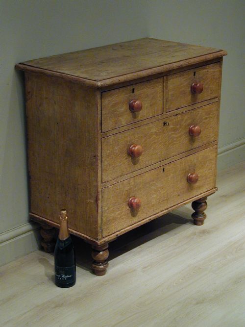 A VERY SMALL VICTORIAN CHEST OF DRAWERS - ADDITIONAL PHOTO 2