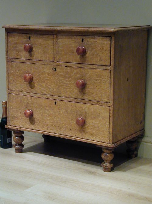 A VERY SMALL VICTORIAN CHEST OF DRAWERS - ADDITIONAL PHOTO 3