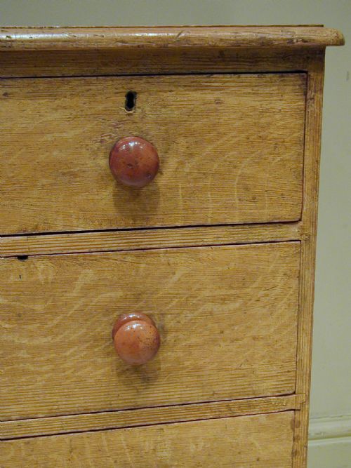 A VERY SMALL VICTORIAN CHEST OF DRAWERS - ADDITIONAL PHOTO 4