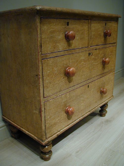 A VERY SMALL VICTORIAN CHEST OF DRAWERS - ADDITIONAL PHOTO 5