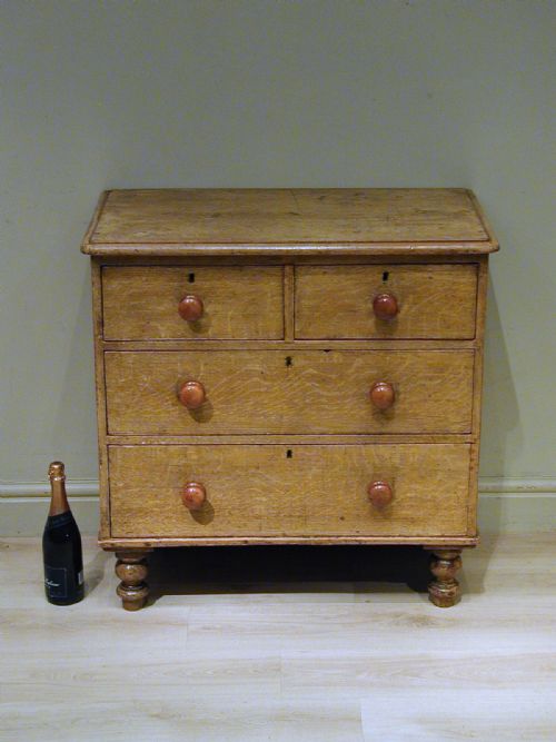 A VERY SMALL VICTORIAN CHEST OF DRAWERS - ADDITIONAL PHOTO 6