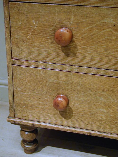 A VERY SMALL VICTORIAN CHEST OF DRAWERS - ADDITIONAL PHOTO 11