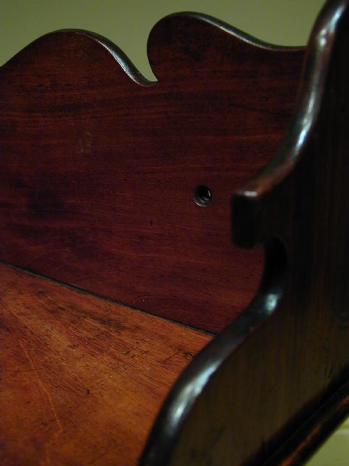 A SUBLIME QUALITY BOOK TROUGH OR WALL SHELF - ADDITIONAL PHOTO 3