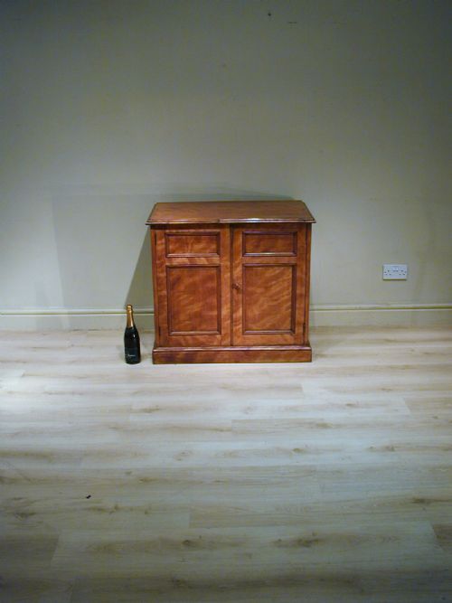 A FINE TWO DOOR VICTORIAN CUPBOARD - ADDITIONAL PHOTO 1
