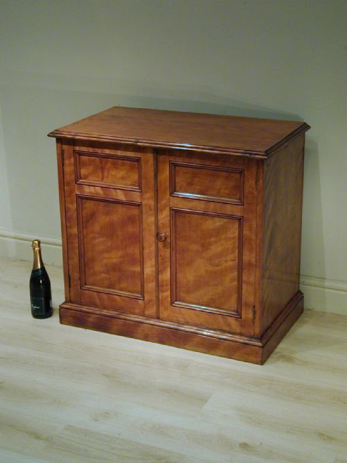 A FINE TWO DOOR VICTORIAN CUPBOARD - ADDITIONAL PHOTO 2
