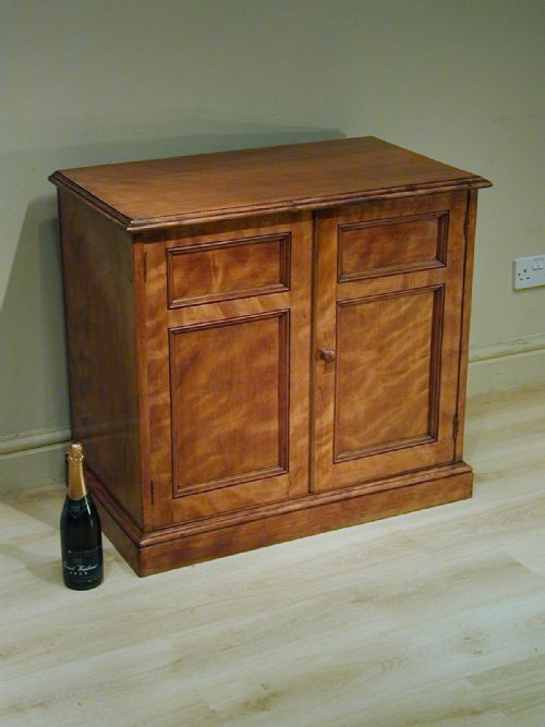 A FINE TWO DOOR VICTORIAN CUPBOARD - ADDITIONAL PHOTO 3