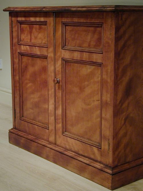 A FINE TWO DOOR VICTORIAN CUPBOARD - ADDITIONAL PHOTO 7