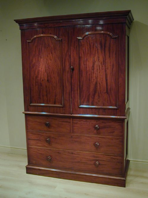 A VERY FINE 19TH CENTURY LINEN PRESS - ADDITIONAL PHOTO 2