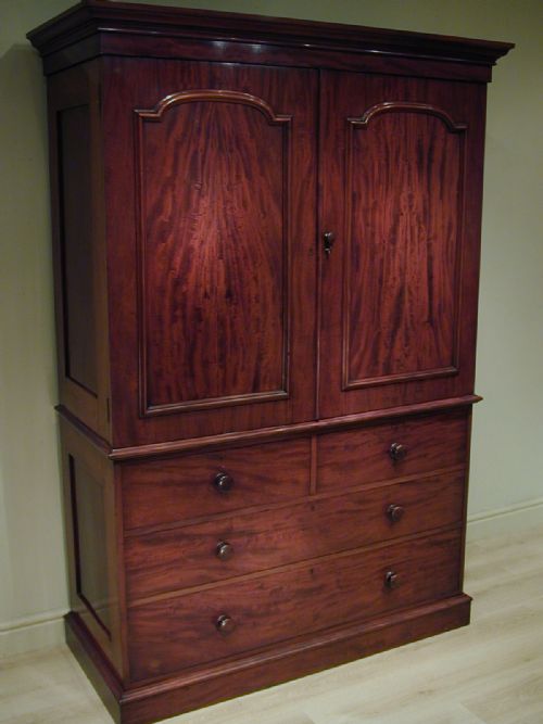 A VERY FINE 19TH CENTURY LINEN PRESS - ADDITIONAL PHOTO 4