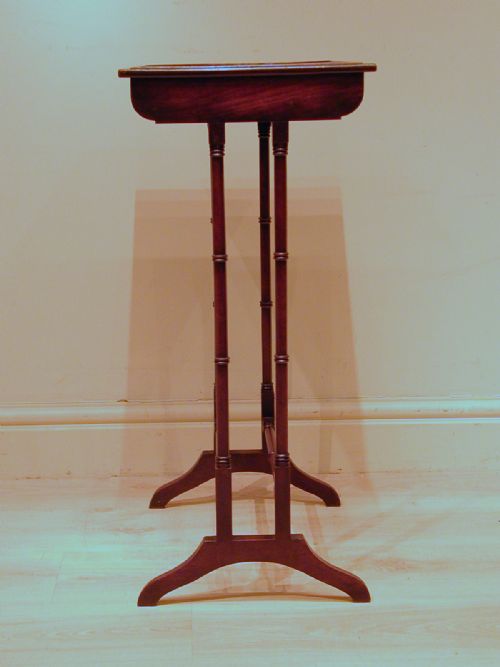 AN ELEGANT REGENCY TABLE IN MAHOGANY - ADDITIONAL PHOTO 6