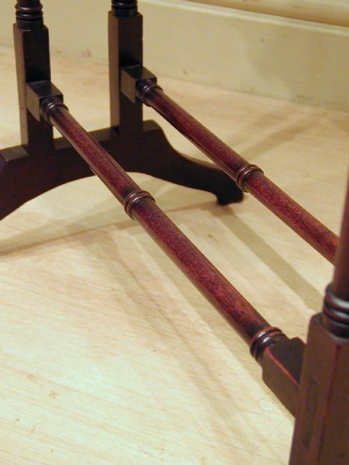 AN ELEGANT REGENCY TABLE IN MAHOGANY - ADDITIONAL PHOTO 9