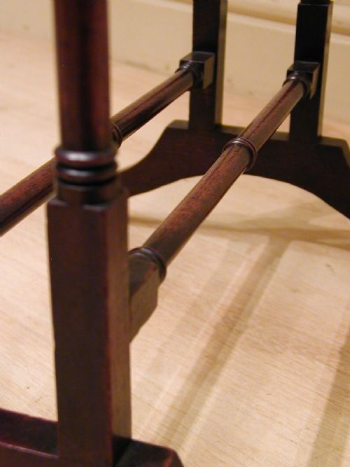 AN ELEGANT REGENCY TABLE IN MAHOGANY - ADDITIONAL PHOTO 10