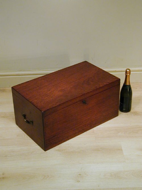 beautiful storage trunk in mahogany - CATEGORY: ANTIQUE CHESTS - DATED 1870
