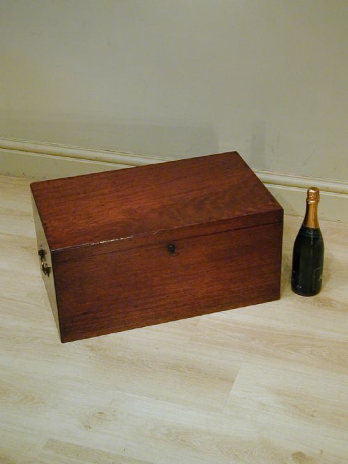 BEAUTIFUL STORAGE TRUNK IN MAHOGANY - ADDITIONAL PHOTO 1