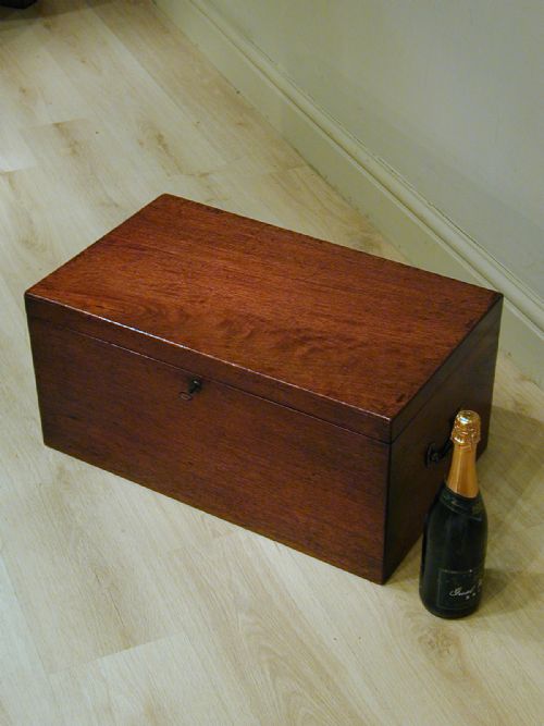BEAUTIFUL STORAGE TRUNK IN MAHOGANY - ADDITIONAL PHOTO 2