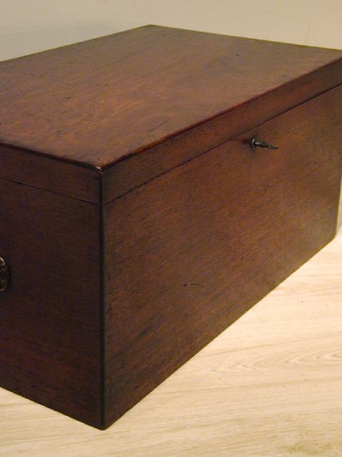 BEAUTIFUL STORAGE TRUNK IN MAHOGANY - ADDITIONAL PHOTO 7