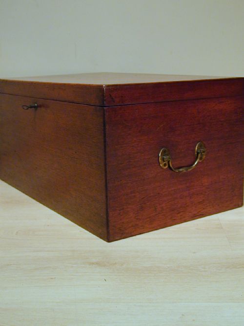 BEAUTIFUL STORAGE TRUNK IN MAHOGANY - ADDITIONAL PHOTO 9