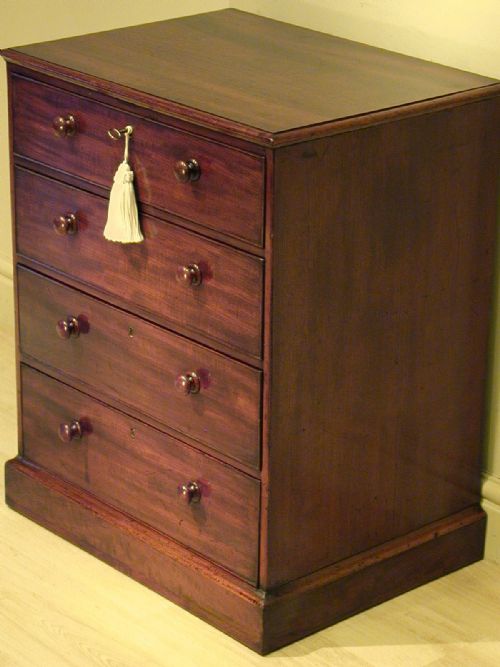 a small chest of drawers in mahogany - CATEGORY: ANTIQUE CHEST OF DRAWERS - DATED 1800
