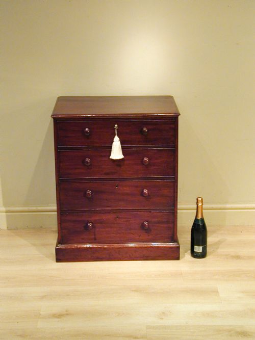 A SMALL CHEST OF DRAWERS IN MAHOGANY - ADDITIONAL PHOTO 1