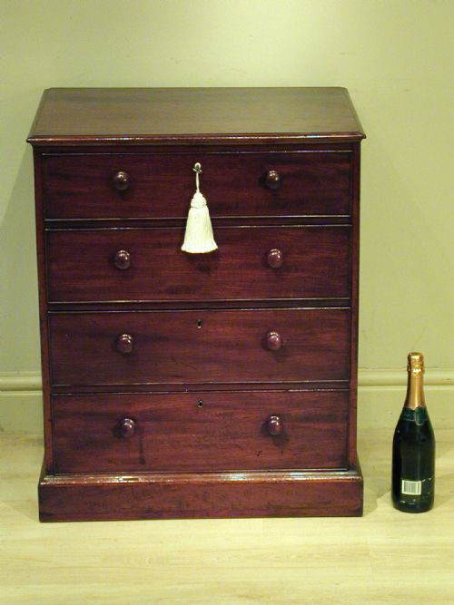A SMALL CHEST OF DRAWERS IN MAHOGANY - ADDITIONAL PHOTO 2
