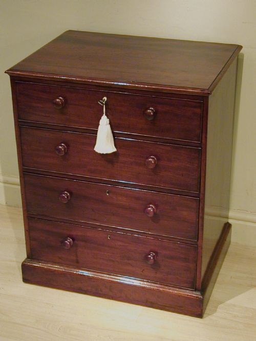 A SMALL CHEST OF DRAWERS IN MAHOGANY - ADDITIONAL PHOTO 3