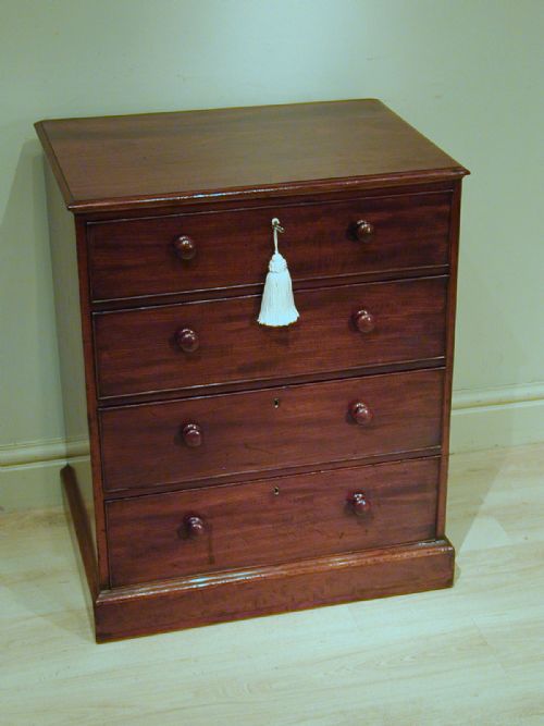 A SMALL CHEST OF DRAWERS IN MAHOGANY - ADDITIONAL PHOTO 4