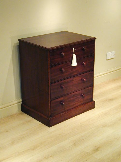 A SMALL CHEST OF DRAWERS IN MAHOGANY - ADDITIONAL PHOTO 5