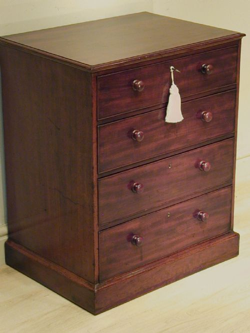 A SMALL CHEST OF DRAWERS IN MAHOGANY - ADDITIONAL PHOTO 6