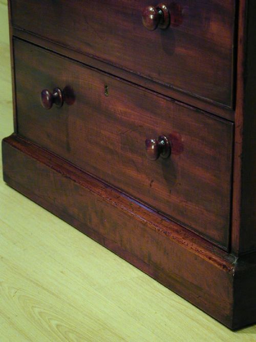 A SMALL CHEST OF DRAWERS IN MAHOGANY - ADDITIONAL PHOTO 7