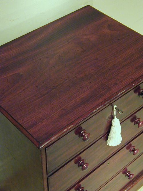 A SMALL CHEST OF DRAWERS IN MAHOGANY - ADDITIONAL PHOTO 8