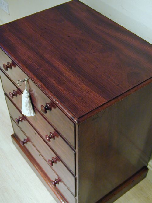 A SMALL CHEST OF DRAWERS IN MAHOGANY - ADDITIONAL PHOTO 9