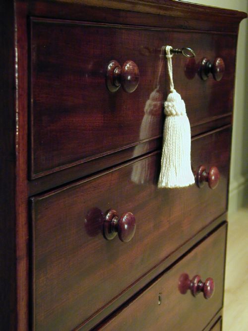 A SMALL CHEST OF DRAWERS IN MAHOGANY - ADDITIONAL PHOTO 10