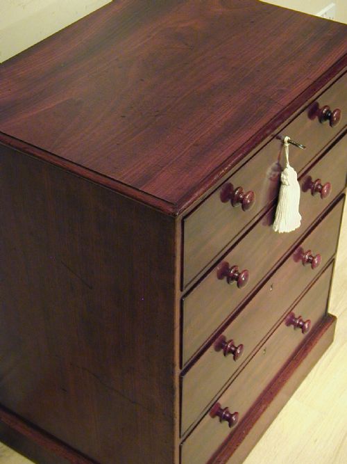 A SMALL CHEST OF DRAWERS IN MAHOGANY - ADDITIONAL PHOTO 11