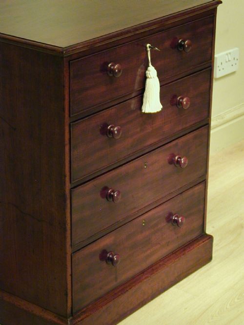 A SMALL CHEST OF DRAWERS IN MAHOGANY - ADDITIONAL PHOTO 12