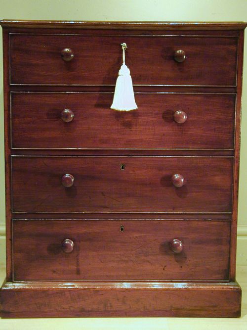 A SMALL CHEST OF DRAWERS IN MAHOGANY - ADDITIONAL PHOTO 13