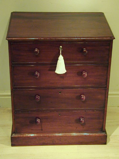 A SMALL CHEST OF DRAWERS IN MAHOGANY - ADDITIONAL PHOTO 14