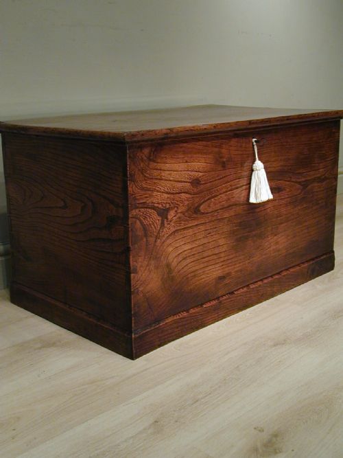 A BEAUTIFUL SOLID ENGLISH ELM TRUNK - ADDITIONAL PHOTO 1