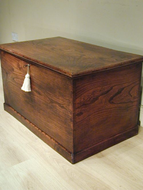 A BEAUTIFUL SOLID ENGLISH ELM TRUNK - ADDITIONAL PHOTO 8