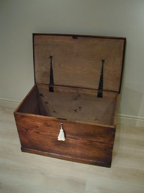 A BEAUTIFUL SOLID ENGLISH ELM TRUNK - ADDITIONAL PHOTO 12
