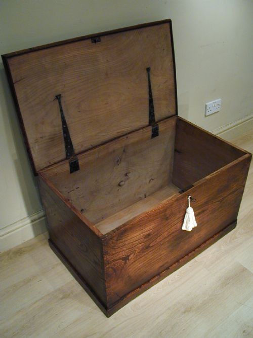A BEAUTIFUL SOLID ENGLISH ELM TRUNK - ADDITIONAL PHOTO 13
