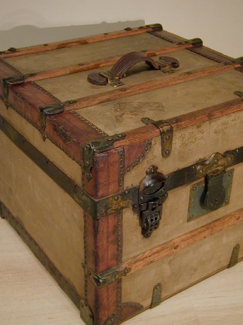 A BEAUTIFUL CABIN STEAMER TRUNK - ADDITIONAL PHOTO 2