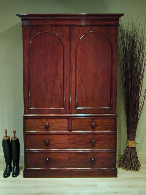 AN EXQUISITE LINEN PRESSGENTLEMAN'S WARDROBE - ADDITIONAL PHOTO 1