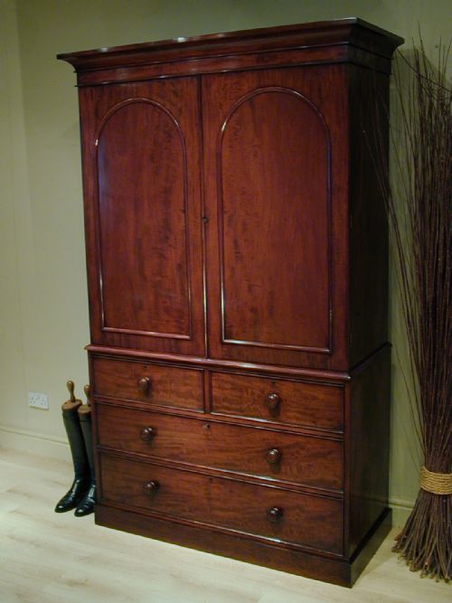 AN EXQUISITE LINEN PRESSGENTLEMAN'S WARDROBE - ADDITIONAL PHOTO 2