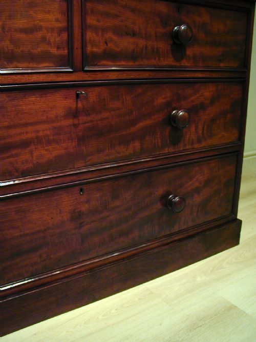 AN EXQUISITE LINEN PRESSGENTLEMAN'S WARDROBE - ADDITIONAL PHOTO 3