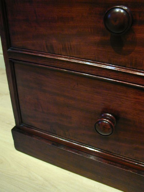 AN EXQUISITE LINEN PRESSGENTLEMAN'S WARDROBE - ADDITIONAL PHOTO 4