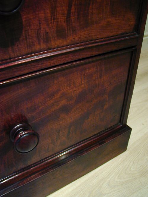 AN EXQUISITE LINEN PRESSGENTLEMAN'S WARDROBE - ADDITIONAL PHOTO 5