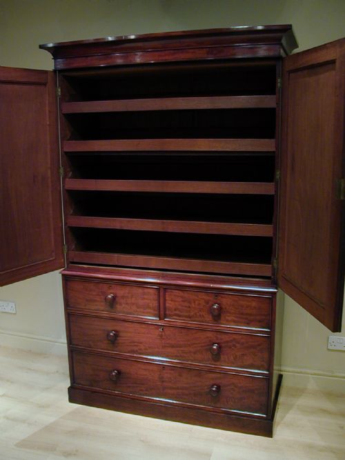 AN EXQUISITE LINEN PRESSGENTLEMAN'S WARDROBE - ADDITIONAL PHOTO 7