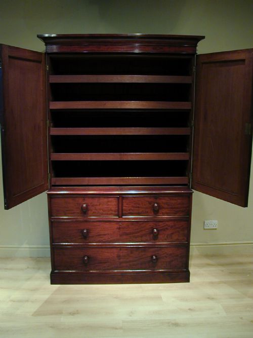 AN EXQUISITE LINEN PRESSGENTLEMAN'S WARDROBE - ADDITIONAL PHOTO 8