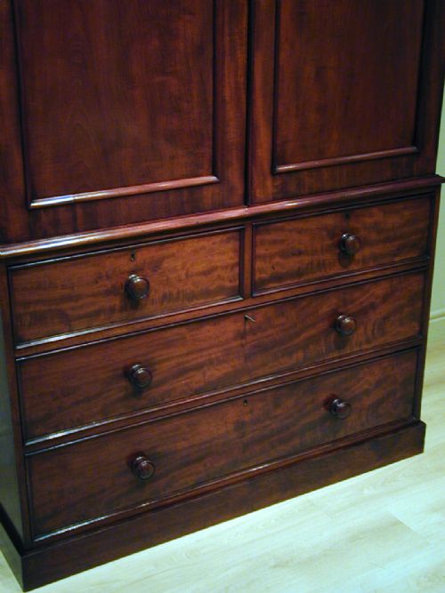 AN EXQUISITE LINEN PRESSGENTLEMAN'S WARDROBE - ADDITIONAL PHOTO 9